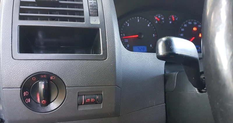 Volkswagen Caravelle cena 49000 przebieg: 366000, rok produkcji 2005 z Gdańsk małe 562